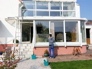 Fensterreiniger bei der Arbeit